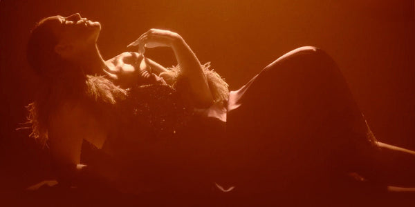 Uff, jak gorąco! Jessie Ware wraca do utworu „Sauna” z płyty „Superbloom”