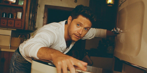 Niall Horan w piosence „Little More Time” zatrzymuje czas