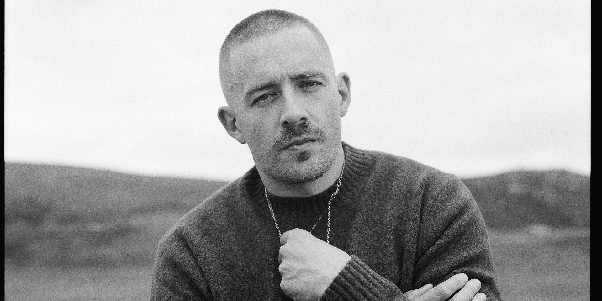 Dermot Kennedy wraca głębiej do korzeni na rozszerzonej edycji „The Weight of the Woods”
