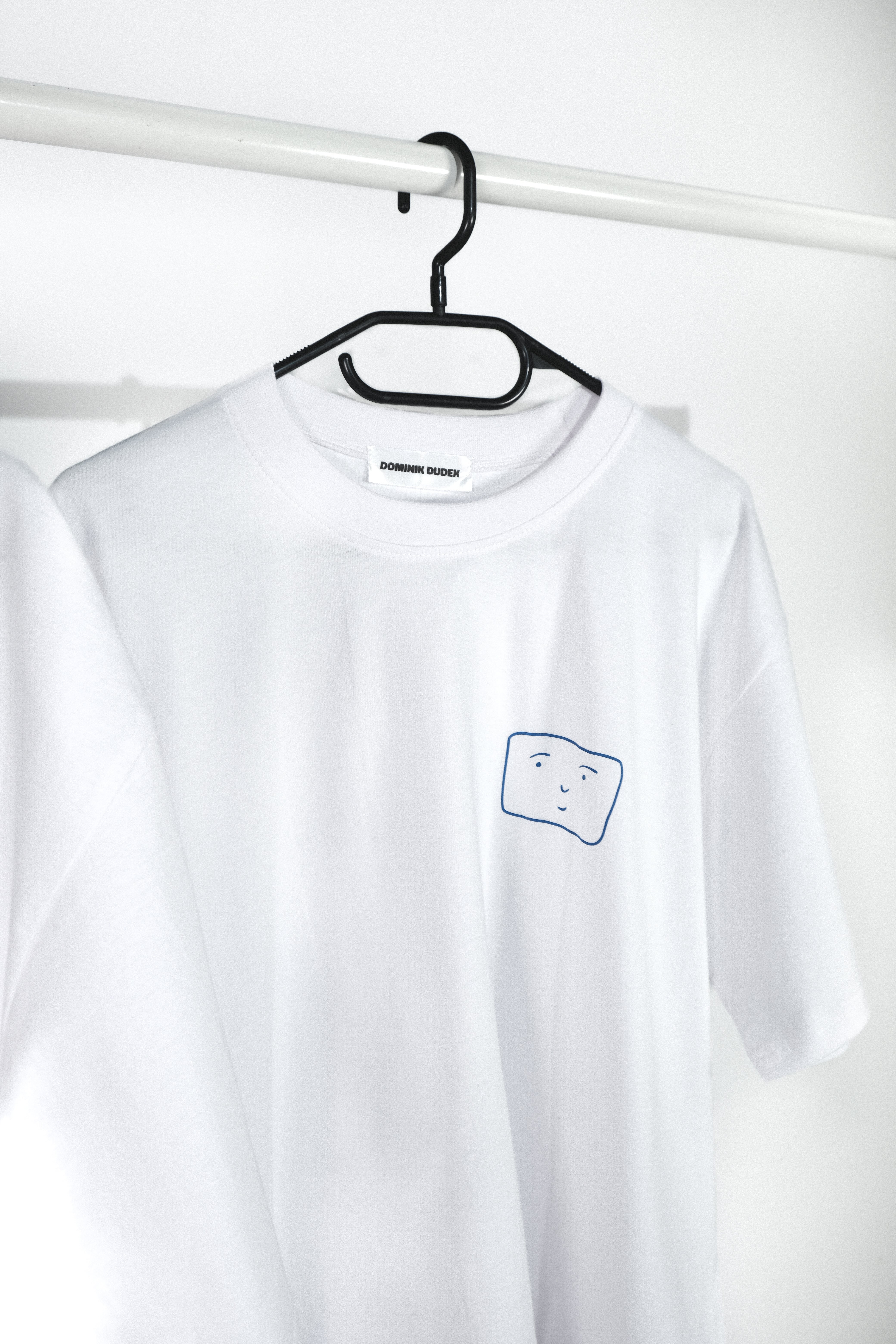 DOMINIK DUDEK - MINKA T-SHIRT BIAŁY NADRUK NIEBIESKI
